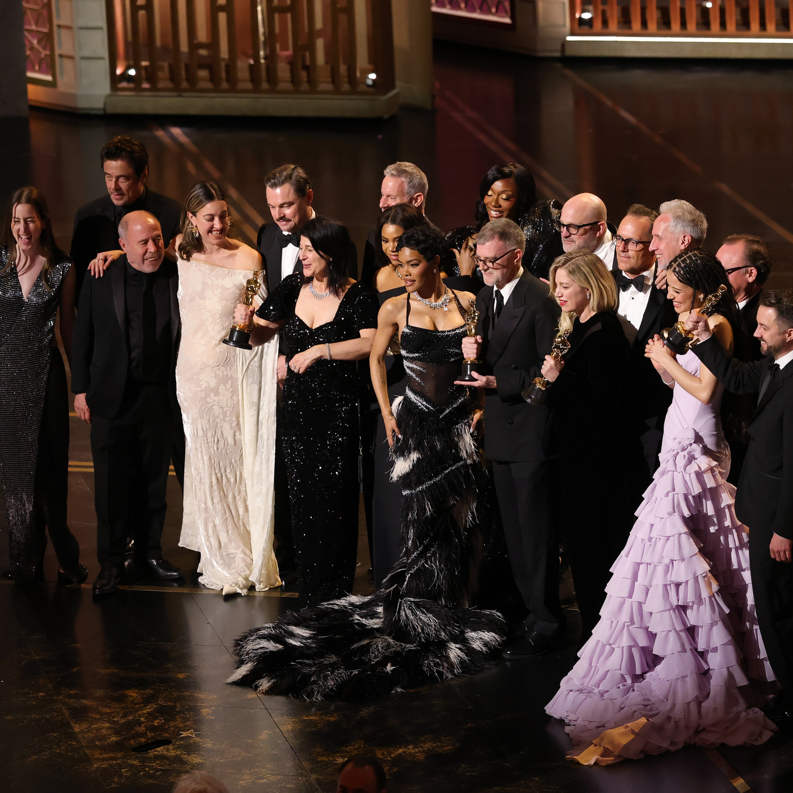 Fotografía con Teyana Taylor, Paul Thomas Anderson, Sara Murphy, Adam Somner y Chase Infiniti posando tras resultar ganadores por mejor película en la ceremonia de los premios Oscar 2026
