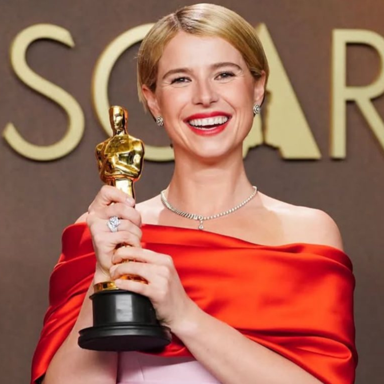 Jessica Buckley sonriendo con su premio Óscar a Mejor Actriz.
