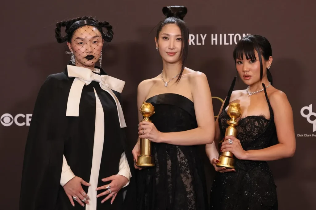 El elenco femenino de HUNTER/X posa con sus premios en los Golden Globes 2026.