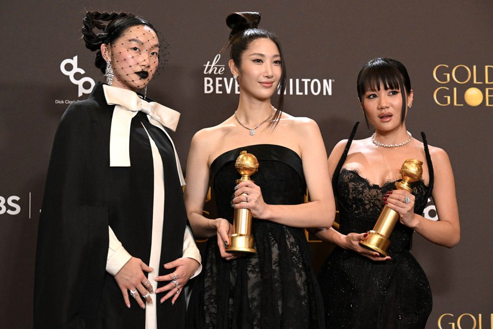 El elenco femenino de HUNTR/X posa con sus premios en los Golden Globes 2026.