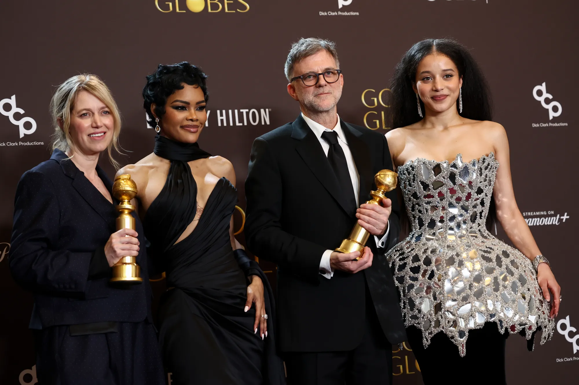 Sara Murphy, Teyana Taylor, Paul Thomas Anderson y Chase Infiniti con sus premios Golden Globes 2026.
