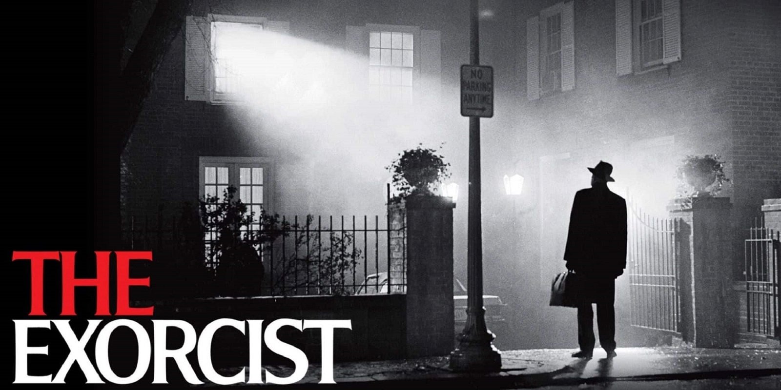Cartel de la película El Exorcista (1973): hombre con sombrero y maletín bajo una luz frente a una casa, en una escena nocturna inquietante.