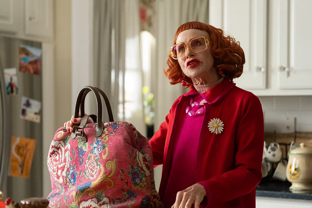 Amy Madigan en una escena de "Weapons", ganadora del Óscar a Mejor Actriz de Reparto en 2026