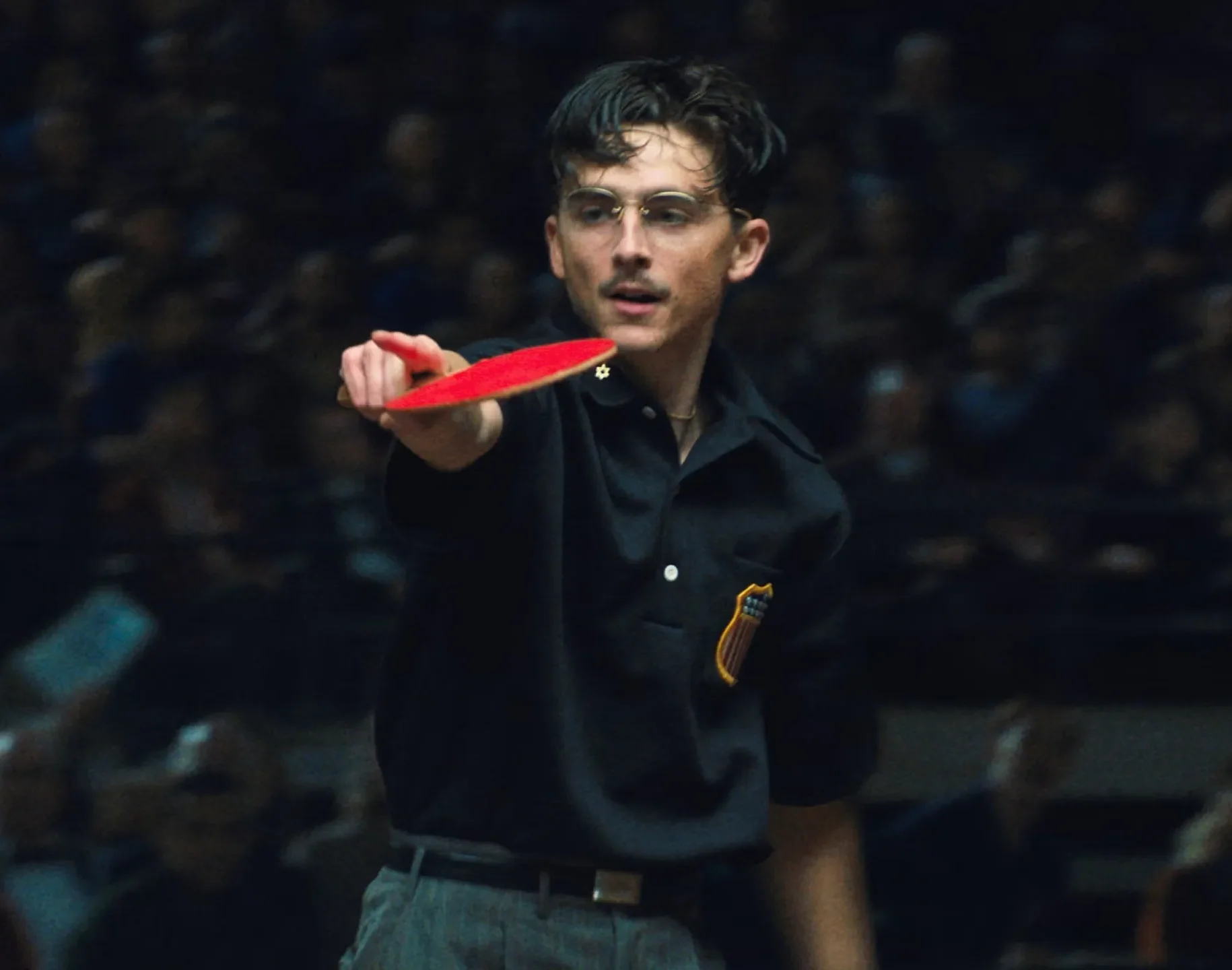 Actor Timothée Chalamet caracterizado como el jugador de ping-pong Marty Reisman.