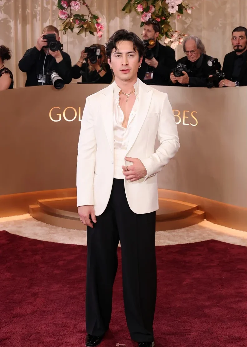 Hudson Williams posando en la Alfombra roja de los premios Golden Globes 2026