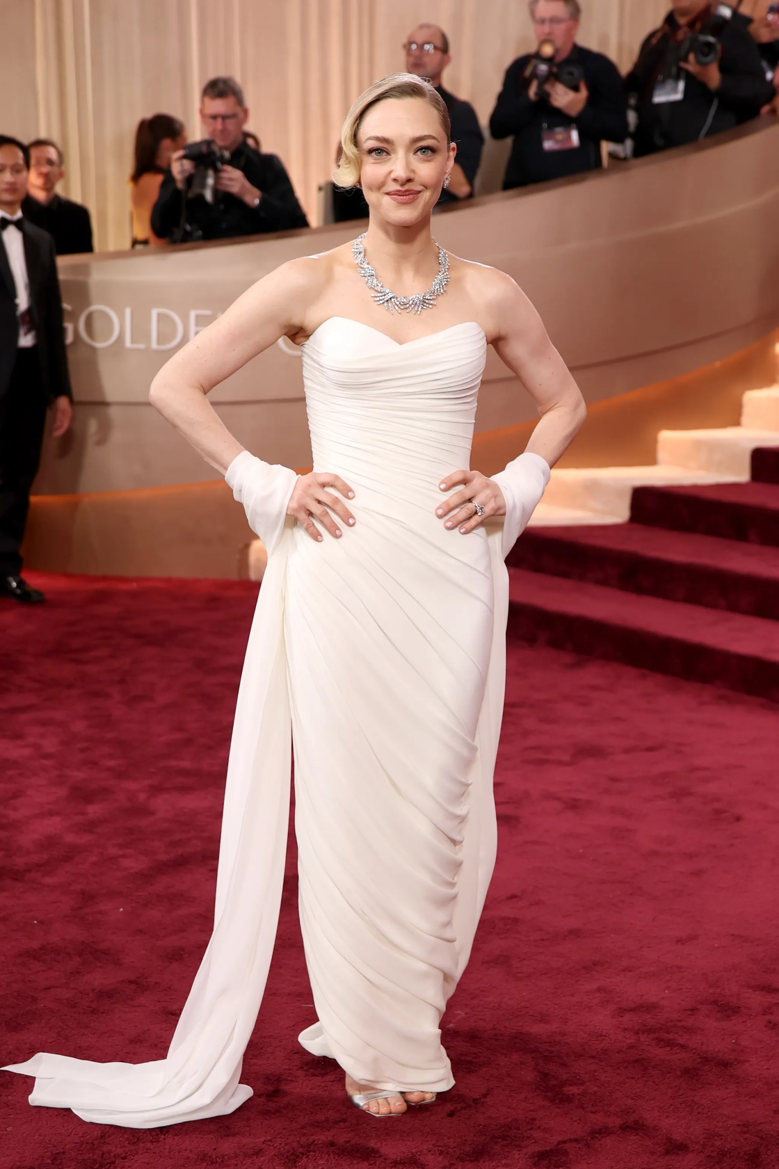 Amanda Seyfried posando en la Alfombra roja de los premios Golden Globes 2026