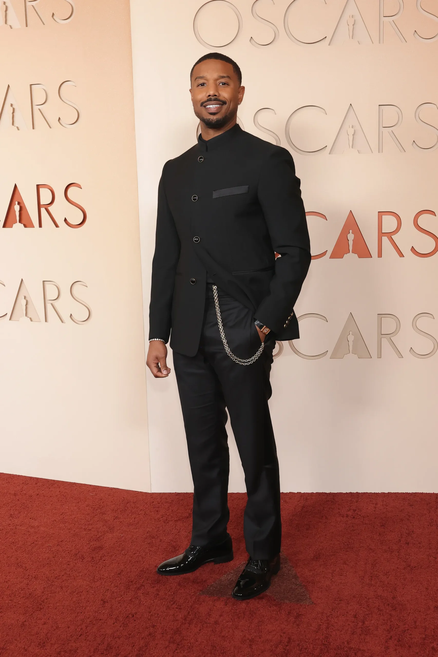 Michael B. Jordan posando en la Alfombra roja de los premios Golden Globes 2026
