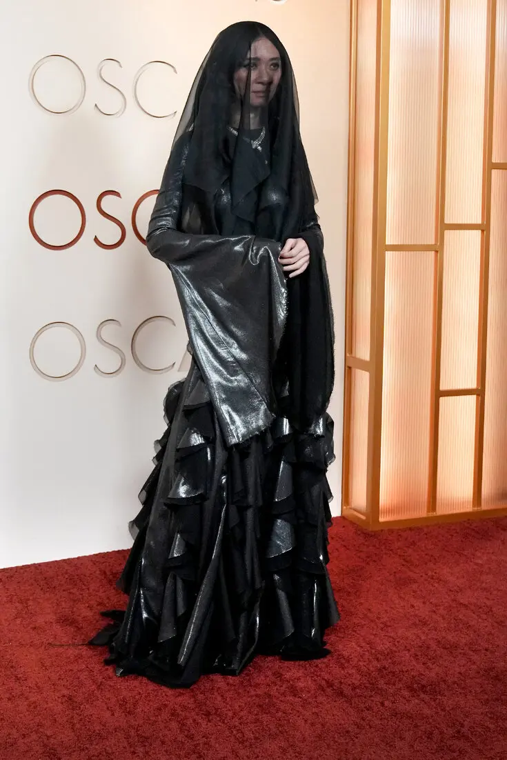 Chloé Zhao posando en la Alfombra roja de los premios Golden Globes 2026